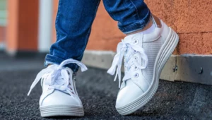  Białe buty mogą przykuwać wzrok przez wiele lat. Wystarczy wiedzieć, jak o nie dbać