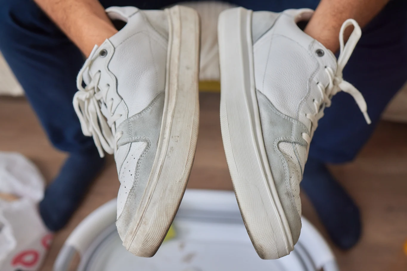 Szare buty? Zapomnij! Łatwo przywrócisz im nieskazitelną biel