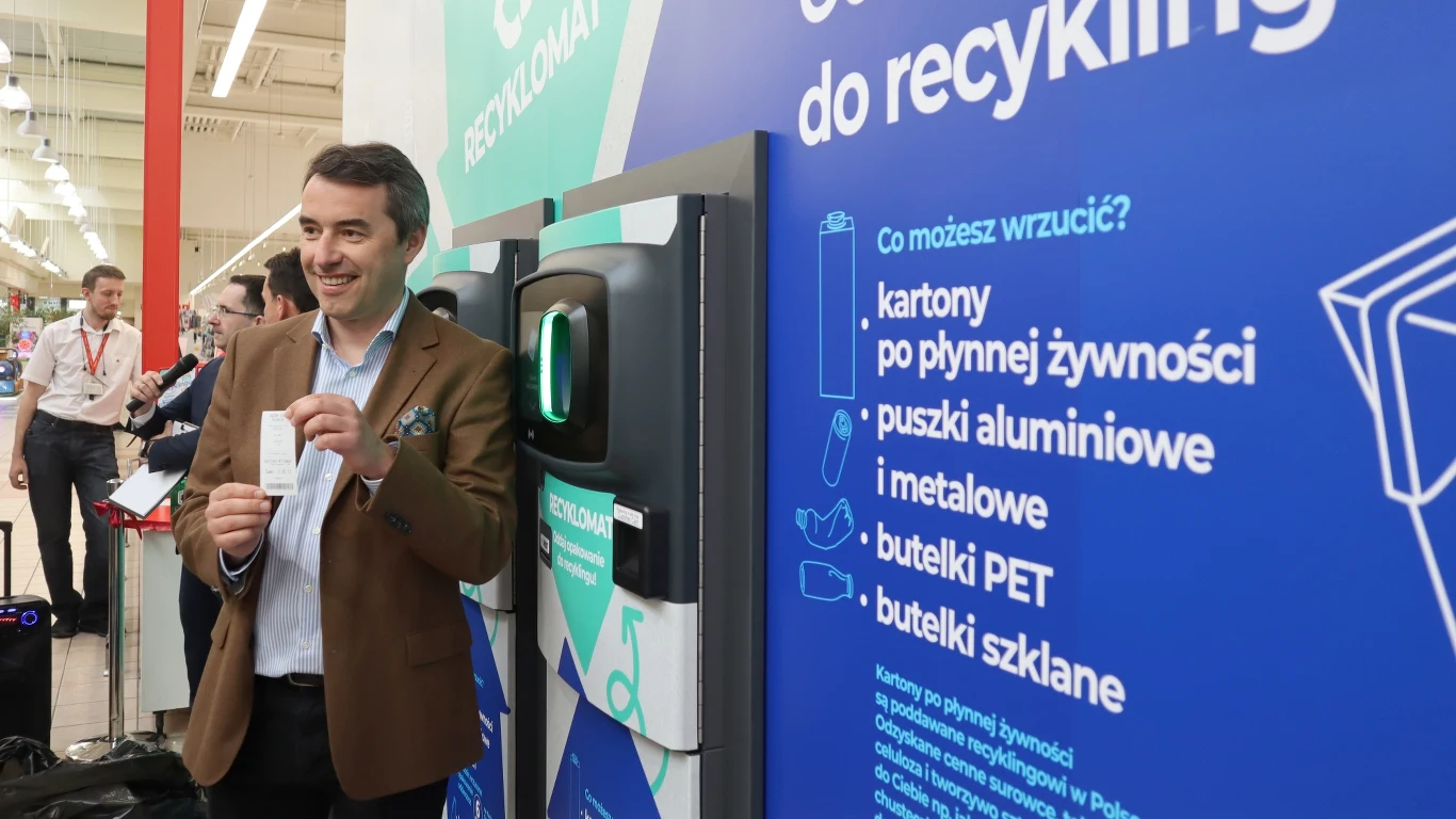 Recyklomaty w Auchan przyjmują nie tylko butelki i puszki. Można do nich oddawać także kartony po mleku i sokach. Za każe opakowanie dostaniemy zniżkę w wysokości 6 groszy wydawaną na paragon lub aplikację sklepu