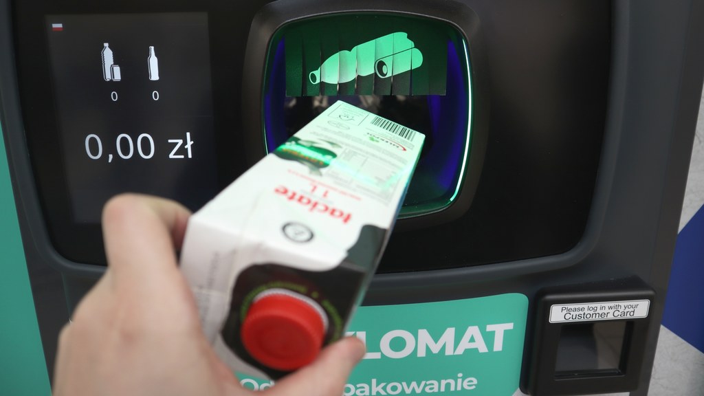 Auchan Polska pilotażowo uruchomił w sklepie w Łodzi recyklomaty. To pierwsza sieć, która przyjmuje w Polsce odpady w postaci kartonów po mleku i sokach