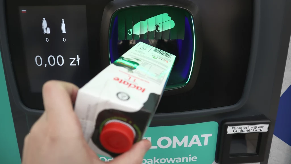Auchan Polska pilotażowo uruchomił w sklepie w Łodzi recyklomaty. To pierwsza sieć, która przyjmuje w Polsce odpady w postaci kartonów po mleku i sokach