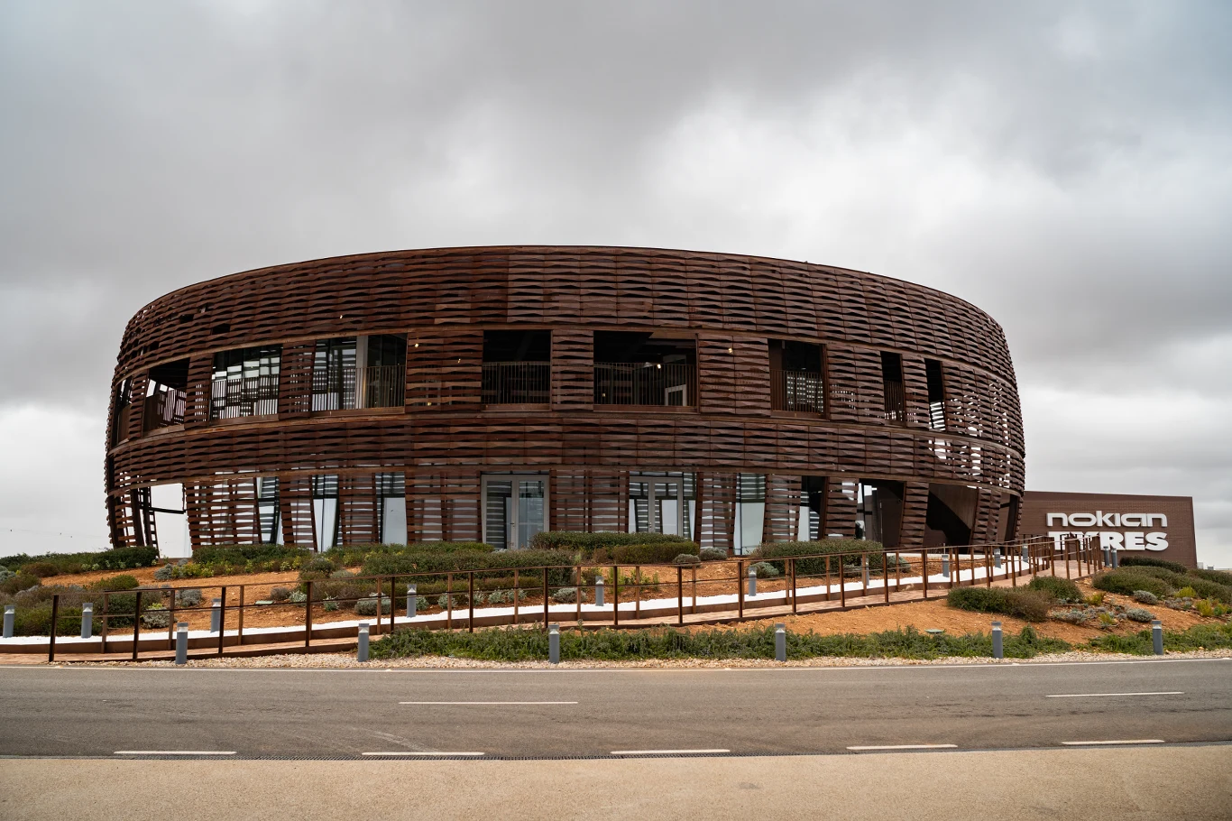 W samym środku Hakka Ring znajduje się centrum dla gości. Znajdują się tam biura, restauracja, sale konferencyjne oraz sauna.