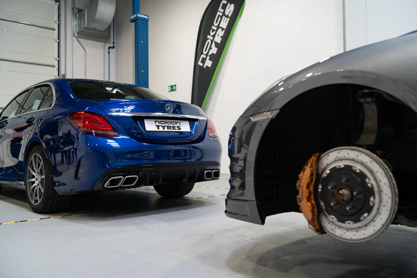 Opony są testowane na autach cywilnych, ale także stricte sportowych. W jednym z garaży natknąłem się na Mercedesa-AMG C 63 i Nissana GT-R.