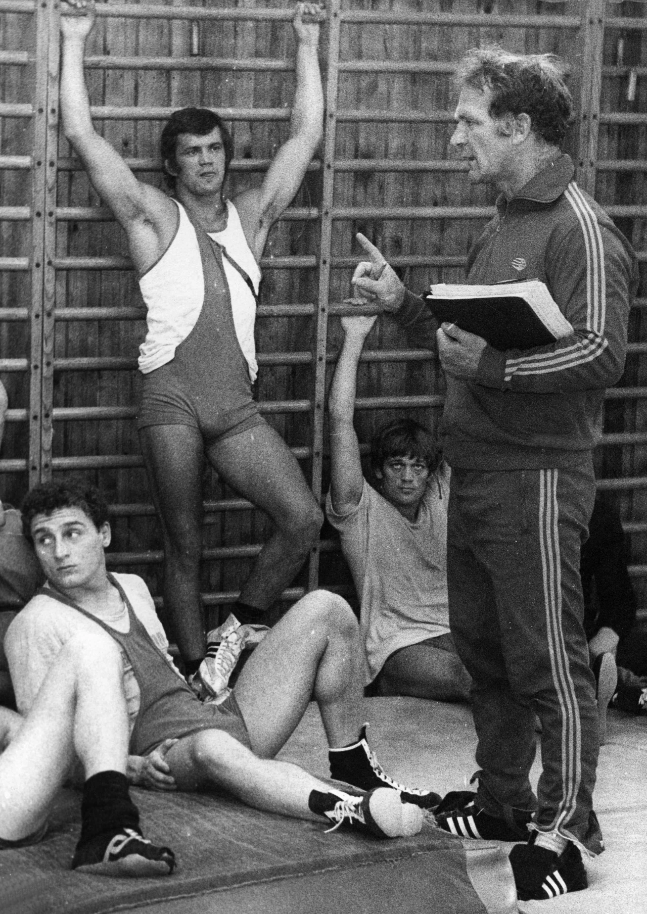 Stanisław Krzesiński (stoi z rękami na drabinkach), z prawej jego trener w kadrze Janusz Tracewski, którego później zastąpił na tym stanowisku Stanisław Krzesiński (stoi z rękami na drabinkach), z prawej jego trener w kadrze Janusz Tracewski, którego później zastąpił na tym stanowisku