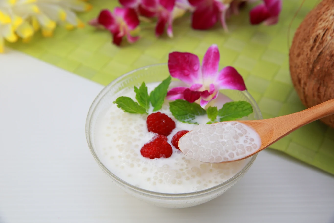 Pudding z tapioki można przygotować z dodatkiem dowolnych owoców, na przykład malin czy mango. To świetna przekąska, która nie jest trudna do wykonania. Pudding z tapioki można przygotować z dodatkiem dowolnych owoców, na przykład malin czy mango. To świetna przekąska, która nie jest trudna do wykonania.