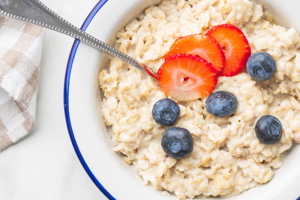 Truskawki zawierają cenne dla skóry witaminy i usuwają nadmiar wody z organizmu. Borówki to źródło antyoksydantów