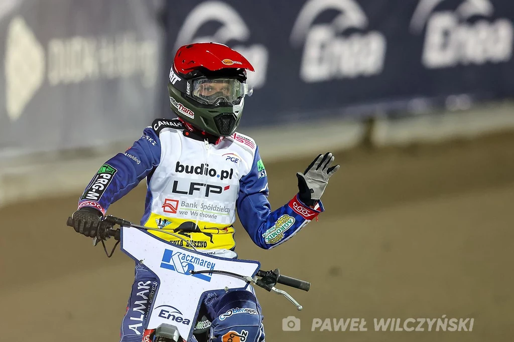 Janusz Kołodziej dziękuje rywalom po zwycięskim wyścigu.