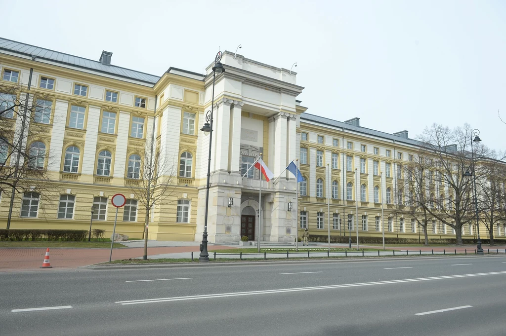 Nieznana substancja rozlana przed KPRM. Jedna osoba zatrzymana Nieznana substancja rozlana przed KPRM. Jedna osoba zatrzymana