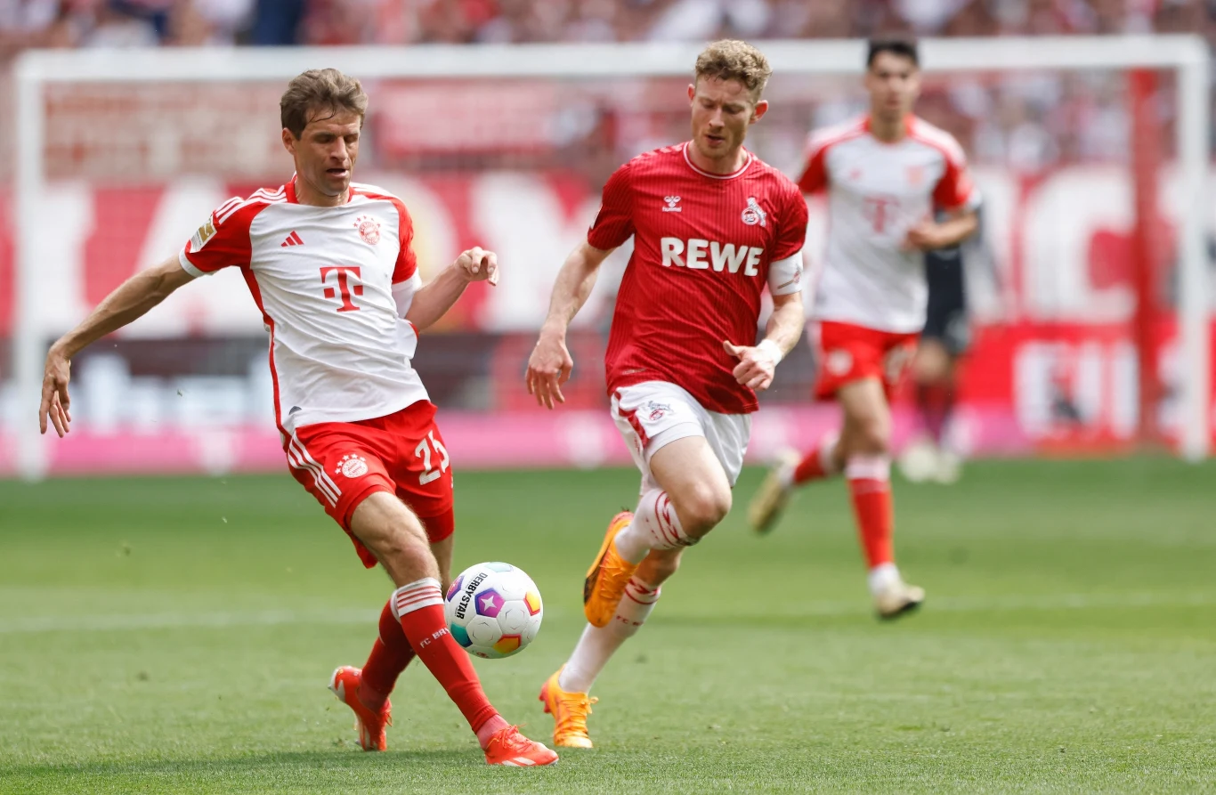 Thomas Müller (przy piłce)