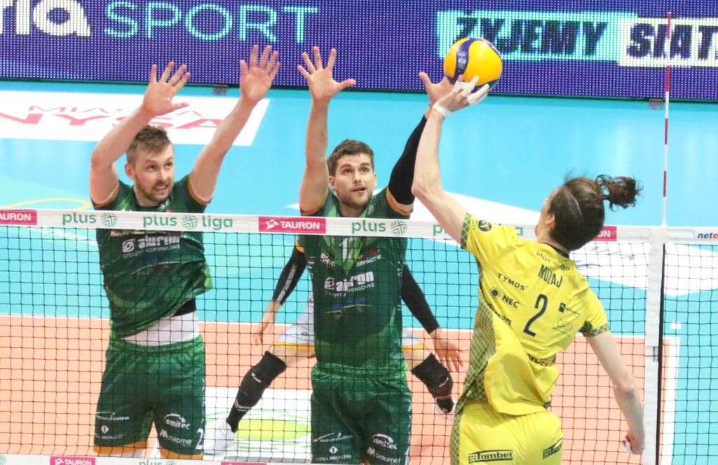 Atakuje Maciej Muzaj ze Stali Nysa, blokują siatkarze Aluronu CMC Warty Zawiercie Atakuje Maciej Muzaj ze Stali Nysa, blokują siatkarze Aluronu CMC Warty Zawiercie