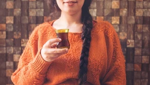 Herbatę arabską należy pić z wysokich szklanek, z dużą zawartością cukru, a także przypraw