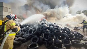 Pożar opon w Jakubowie pod Warszawą. W akcji prawie 100 strażaków