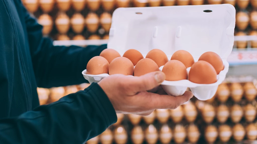 Brązowe jajka za kilka lat znikną ze sklepowych półek - przewidują eksperci. Zdaniem hodowców drobiu jest wiele powodów, dla których lepiej jest sprzedawać jaja białe