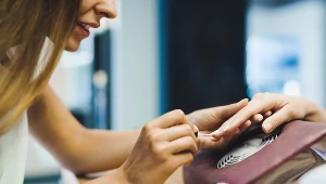 Manicure dla romantyczek. Kwiaty na paznokciach to gorący trend na wiosnę