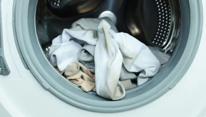 Zapomnij o szarych skarpetkach. Wsyp 2 łyżki do pralki, a znów będą śnieżnobiałe
