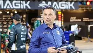 Prezes Michał Świącik zamyślony po porażce Włókniarza.