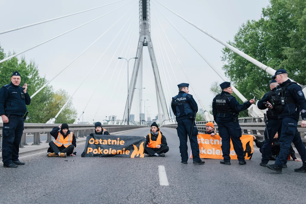 Kilka osób weszło w poniedziałek na Most Śląsko-Dąbrowski. Domagają się zatrzymania budowy nowych autostrad i dróg ekspresowych