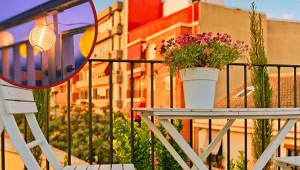 Nie masz prądu na balkonie? Oświetl go w ten sposób, a zyskasz bajeczny klimat