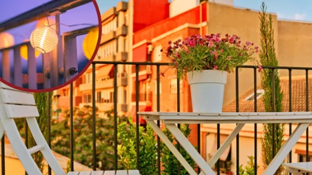 Istnieją proste sposoby, dzięki którym klimatycznie oświetlisz balkon 