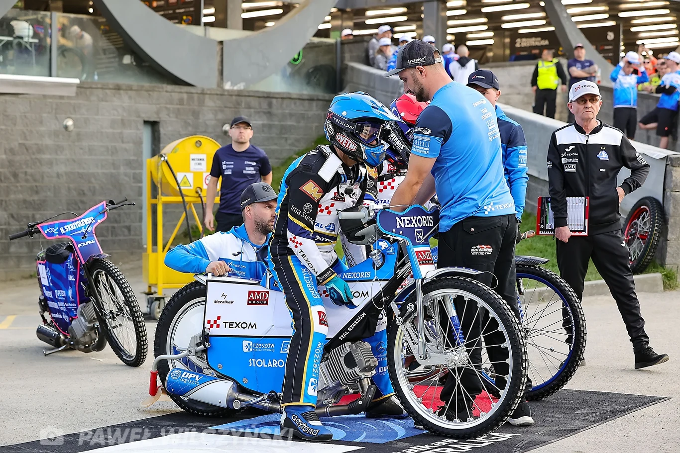 Nicki Pedersen szykuje się do jazdy.