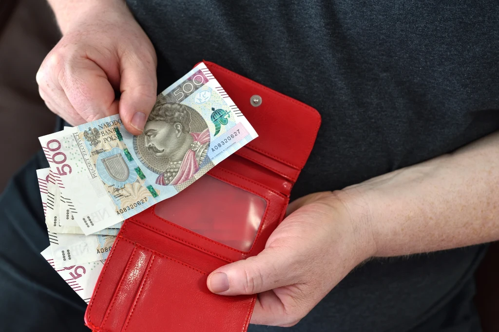 Kiedy 14. emerytura trafi na konta polskich seniorów? Ministerstwo chce, by pieniądze były wypłacone we wrześniu