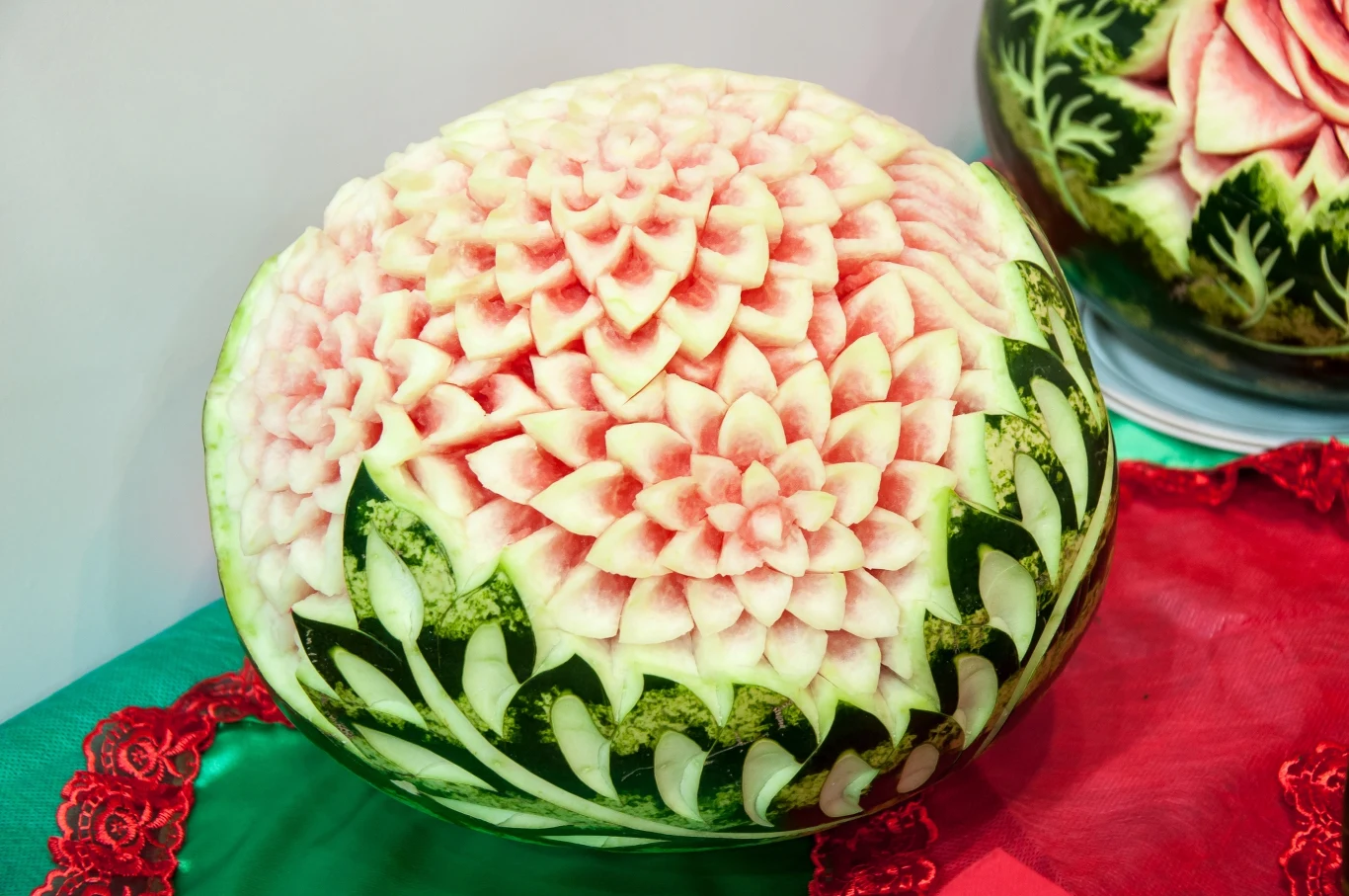 Zdobione metodą carvingu arbuzy zachwycą każdego. Jako prezent wzbudzają jednak kontrowersje. 