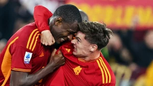 Evan Ndicka (z lewej) i Nicola Zalewski 