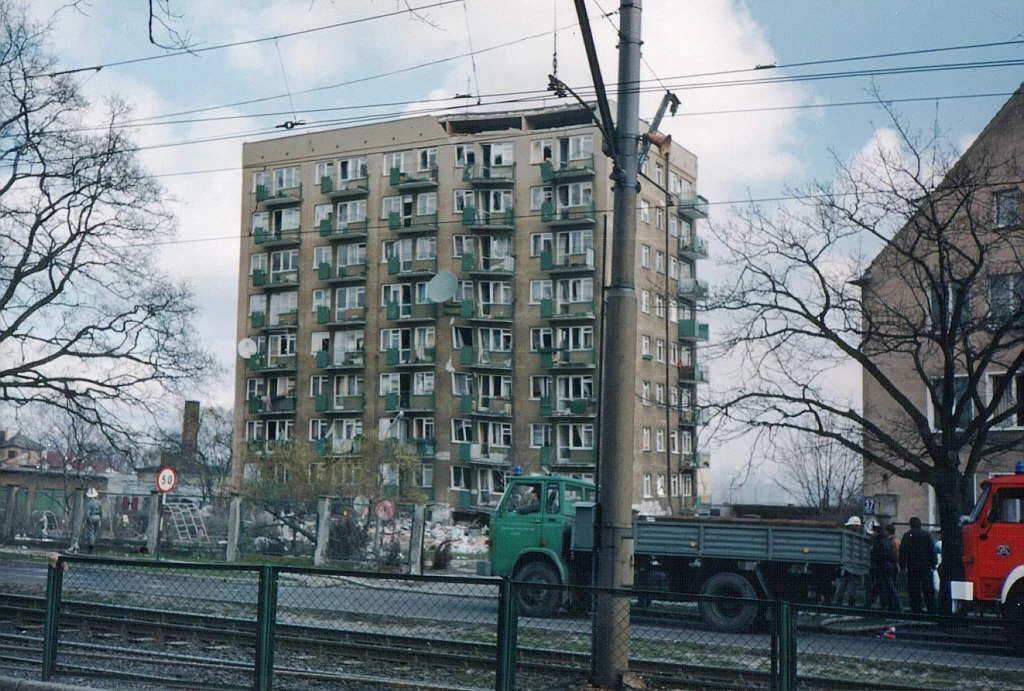 17 kwietnia 1995 r. o godz. 5:50 doszło do wybuchu gazu w bloku przy al. Wojska Polskiego 39 w gdańskiej dzielnicy Strzyża/ Fot. Dariusz Bartoszewski	Galeria Historyczna Sopockiego Klubu Taternictwa Jaskiniowego/Fot.