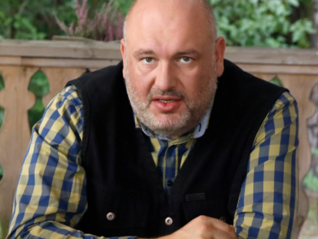 Michał Piela: policjant z serialu "Ojciec Mateusz" schudł 30 kg. Tak dziś wygląda