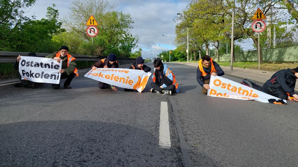 Organizacja Ostatnie Pokolenie znów protestowała w Warszawie. Aktywiści przykleili się do ulic na dwóch mostach