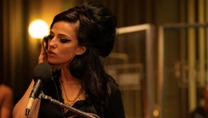 Marisa Abela w scenie z filmu "Back to Black. Historia Amy Winehouse"