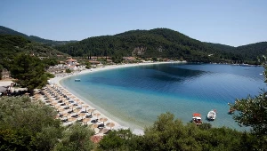 Ta piękna grecka wyspa jest pomijana przez turystów. Zagrała w filmowym hicie