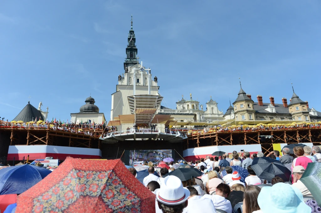 ZUS wydał ponad 320 tys. zł na finansowanie pielgrzymek pracowników na Jasną Górę w latach 2016-2023