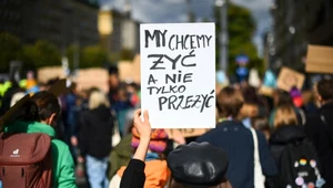 Czas na ograniczenie zmian klimatu się kończy, wskazują najnowsze badania. Na zdjęciu manifestacja Młodzieżowego Strajku Klimatycznego w Warszawie