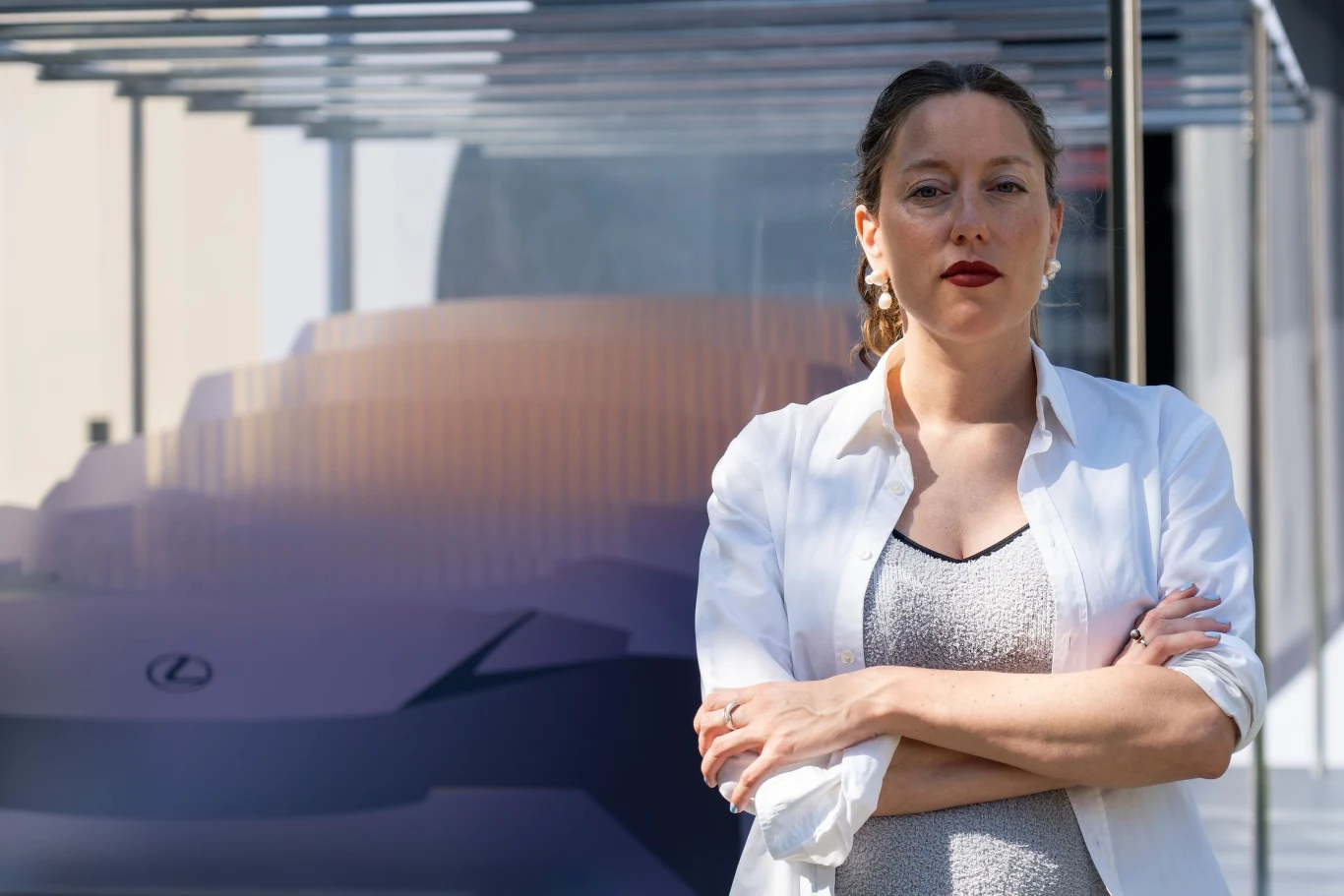 Autorką instalacji „8 Minutes and 20 Seconds” jest holenderska projektantka Marjan van Aubel.