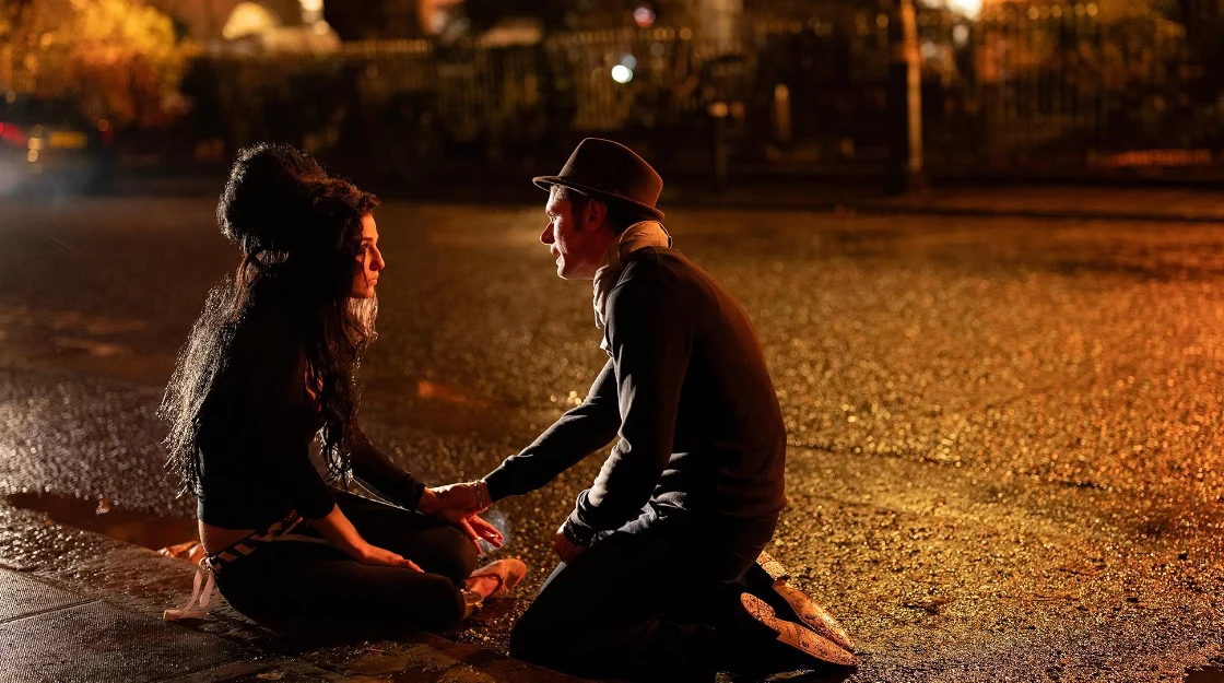 Jack O'Connell i Marisa Abela w filmie "Back to Black. Historia Amy Winehouse"