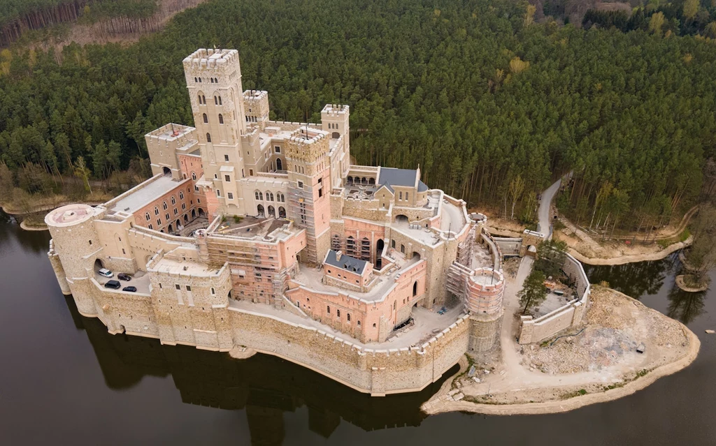 Zamek w Stobnicy wzbudza kontrowersje. Wybudowano go na skraju Puszczy Noteckiej w obszarze Natura 2000
