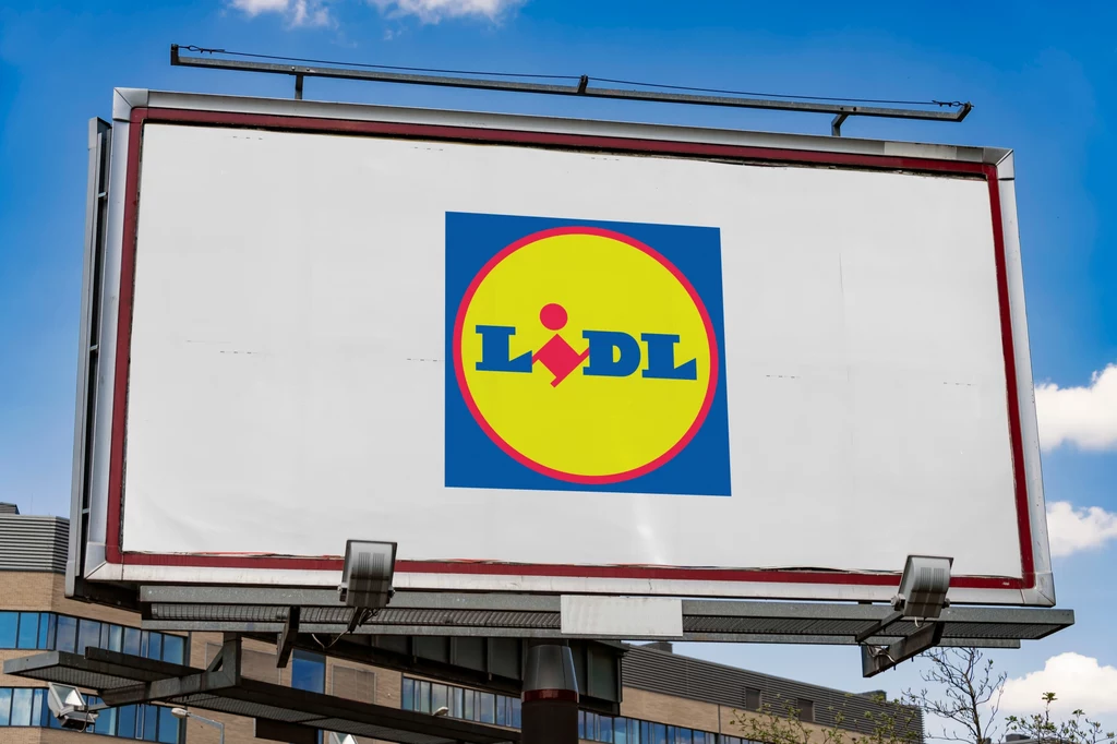Lidl wstawia do sklepów automaty. Klienci biorą z nich pieniądze na zakupy.