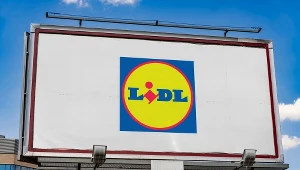 Lidl wstawia do sklepów automaty. Klienci biorą z nich pieniądze na zakupy.