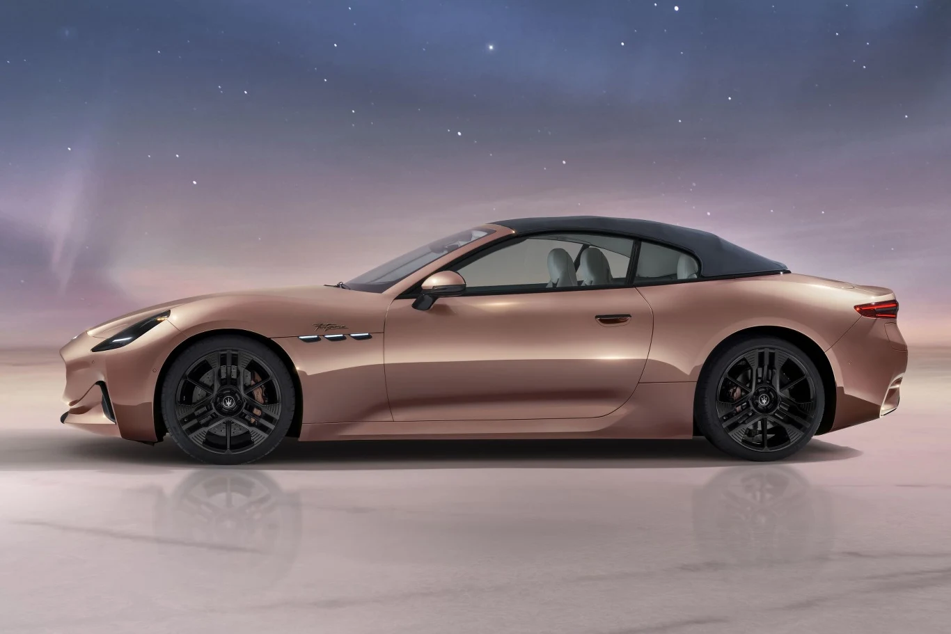 Materiałowy dach Maserati GranCabrio Folgore składa się w 14 sekund. 
