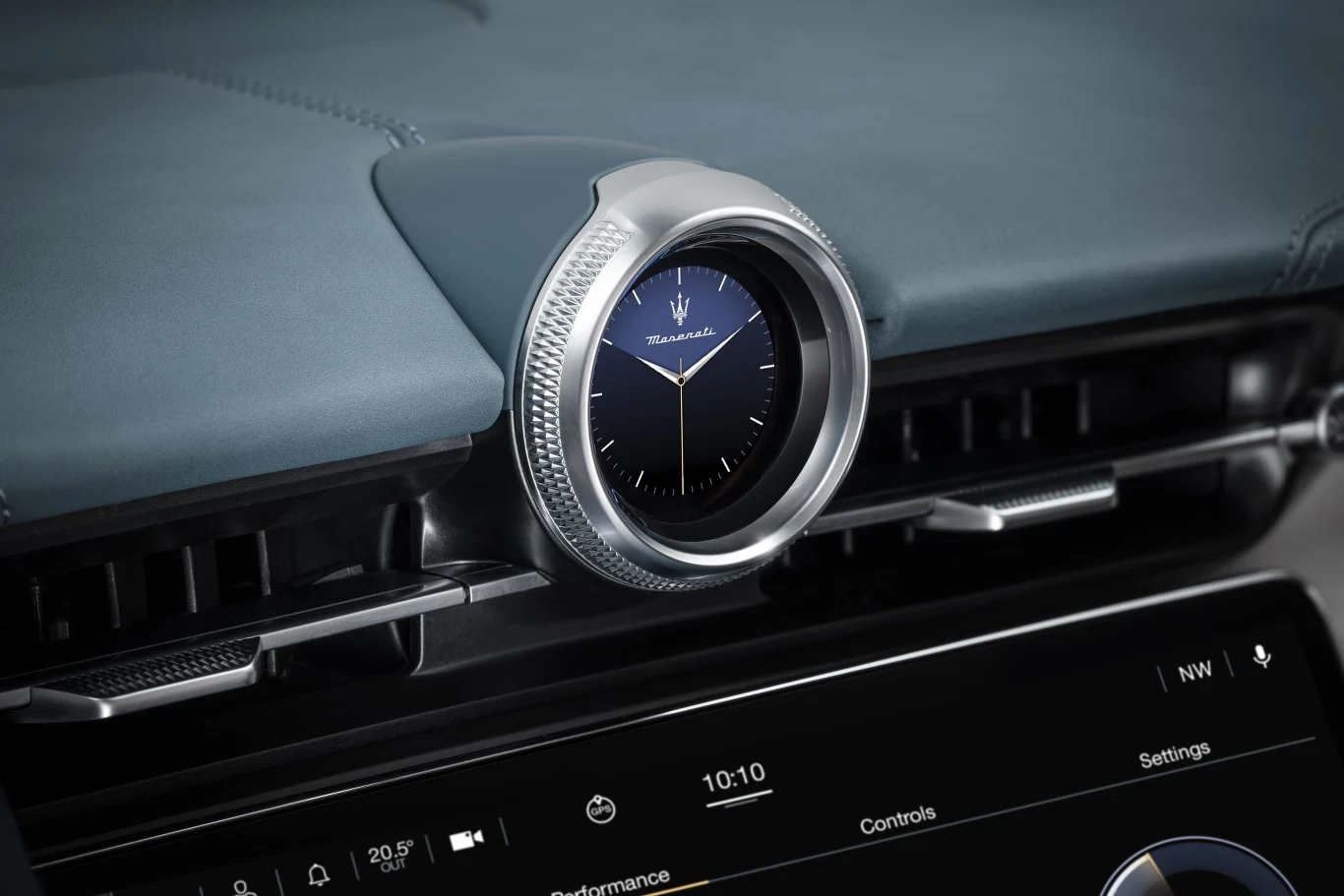 Nie mogło zabraknąć zegarka znajdującego się na desce rozdzielczej.