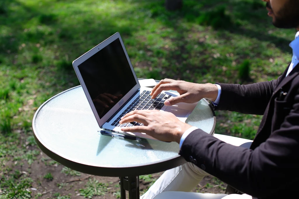 Sygnał Wi-Fi w ogrodzie może wzmocnić, korzystając z wzmacniaczy sygnału.