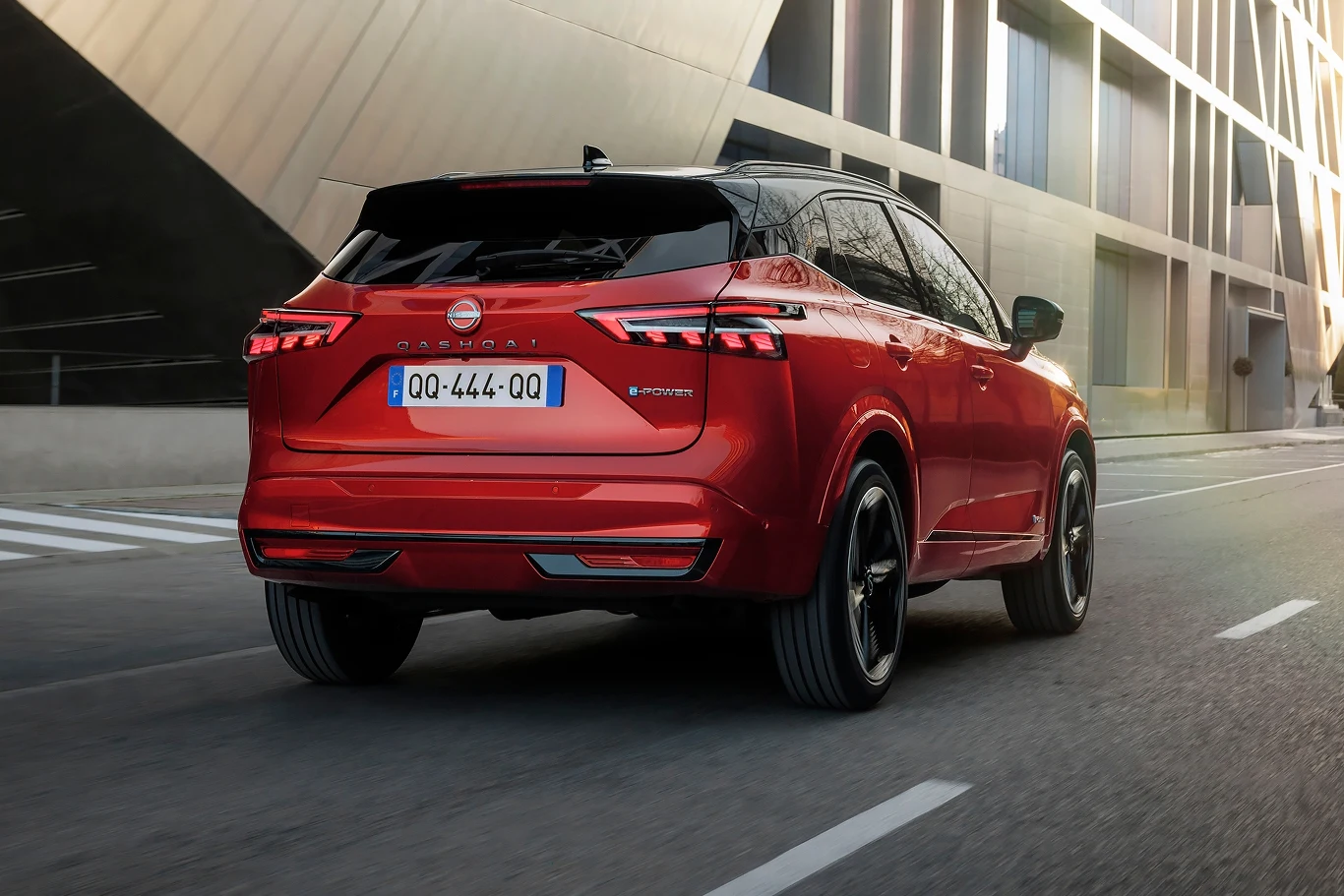 Z tyłu Nissan Qashqai niemal się nie zmienił. Nowością są m.in. przeźroczyste lampy 