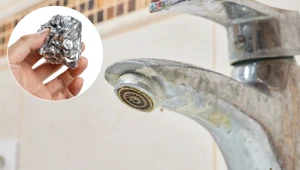 Zrób kulkę z folii aluminiowej i zanieś do łazienki. Lepszego środka czyszczącego nie znajdziesz