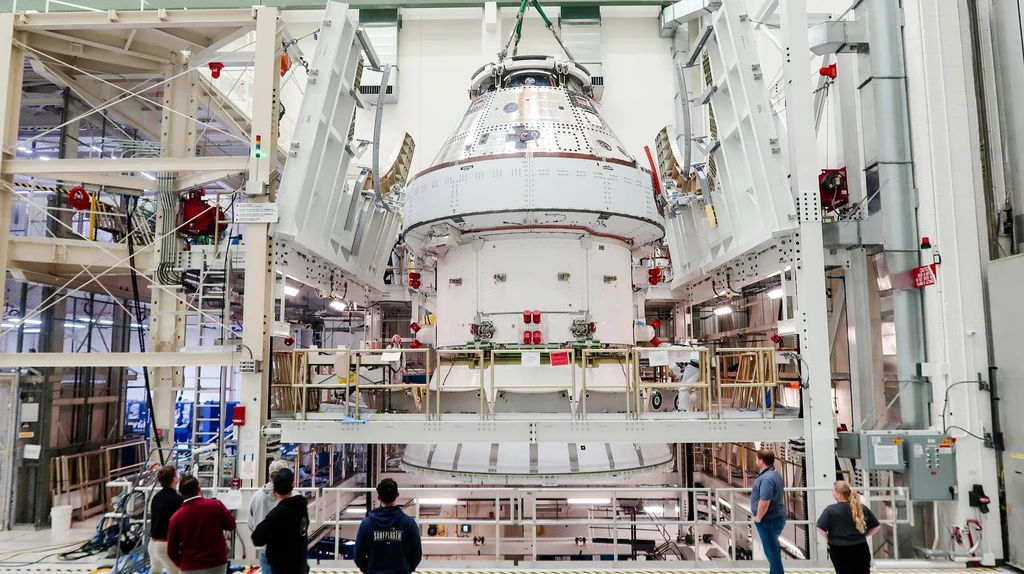 NASA prowadzi testy kapsuły Orion w Centrum Kosmicznym imienia Johna F. Kennedy'ego na Florydzie.