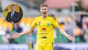 Tomasz Dejewski, zawodnik II-ligowej Raduni Stężyca bezradnie rozkłada ręce podczas meczu II ligi z Chojniczanką Chojnice