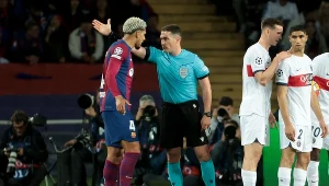 Hiszpańscy eksperci uważają, że decyzja o wyrzuceniu Ronalda Araujo była błędna