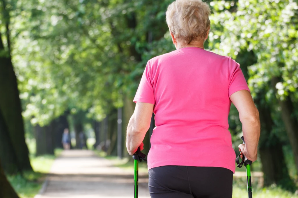 Podczas spacerów możesz korzystać z kijów do nordic walking