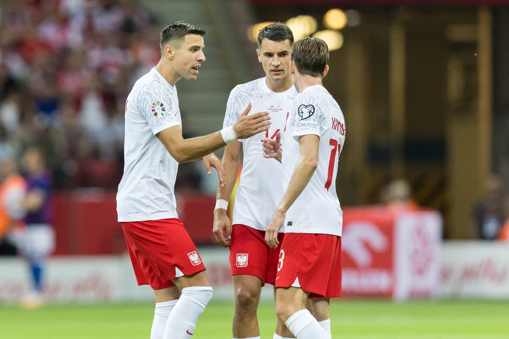 Jakub Kiwior (w środku), z lewej Jan Bednarek, z prawej Jakub Kamiński Jakub Kiwior (w środku), z lewej Jan Bednarek, z prawej Jakub Kamiński