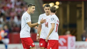 Jakub Kiwior (w środku), z lewej Jan Bednarek, z prawej Jakub Kamiński